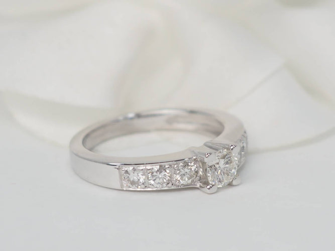 Bague 51 Bague solitaire en or blanc et diamant de 0,28 ct 58 Facettes F4581