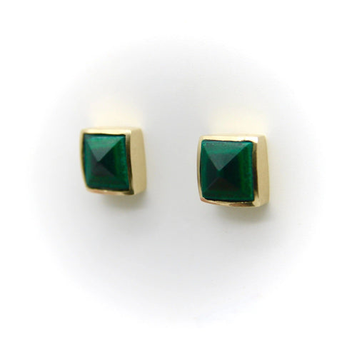 Boucles d'oreilles Clous d'oreilles pyramidaux en malachite Signature en or 14 carats 58 Facettes