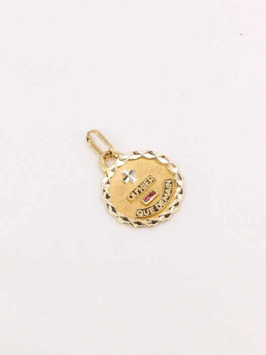 Pendentif AUGIS - Médaille amour ronde Plus qu'hier moins que demain or jaune rubis 58 Facettes J494