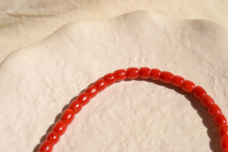 Collier Collier en or jaune orné de perles de Corail 58 Facettes Ref3501