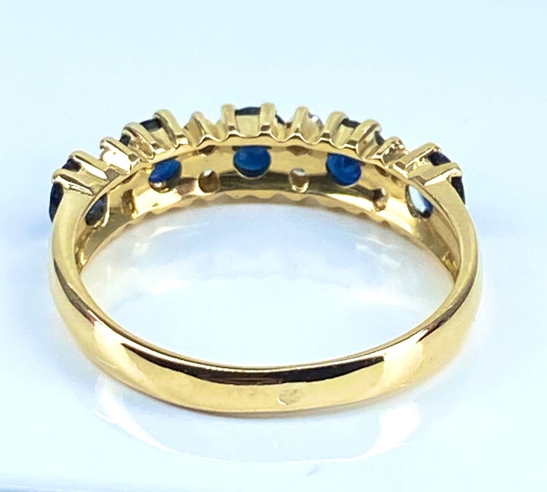 Medio Anillo de matrimonio en oro amarillo, 5 zafiros y 8 diamantes