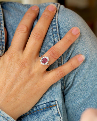 Bague 56.5 Bague Pompadour Rubis Ovale et Diamants 58 Facettes A11142