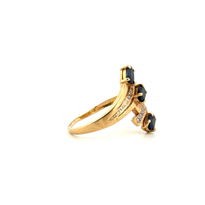 Yellow gold trilogy ring with sapphires