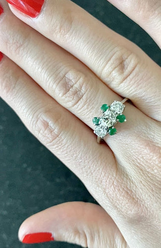 Bague 56 Bague or blanc diamant ovale de 0,70 carat et émeraudes 58 Facettes