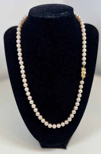 Collier MIKIMOTO Collier 71 perles de culture blanche AKOYA fermoir or jaune 18k 52 cm 58 Facettes