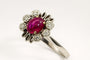 Bague 60 Bague en or blanc avec rubis central et diamants – motif floral classique 58 Facettes 50333
