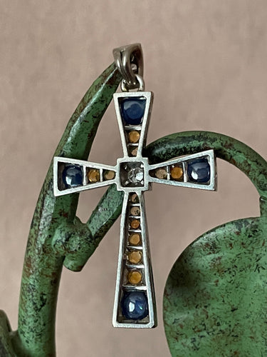 Pendentif Croix en pendentif or blanc diamants et saphirs 58 Facettes