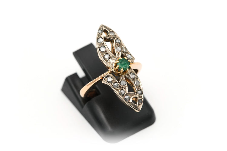 Bague 44 Bague en or jaune sertie d'une émeraude et de diamants 58 Facettes B578