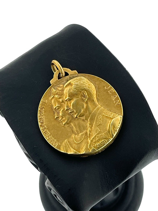 Yellow gold medal pendant by René Cliquet Grand Dukes and Grand Duchesses of Luxembourg