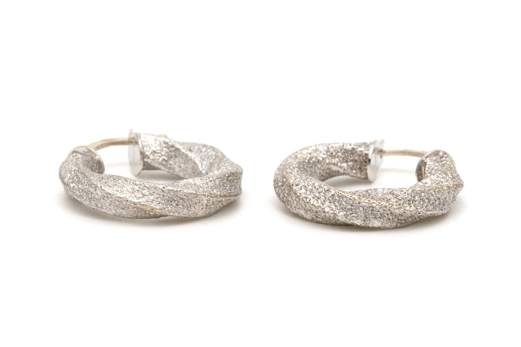 Boucles d'oreilles Boucles d'oreilles contemporaines en or blanc 18 carats 58 Facettes B490