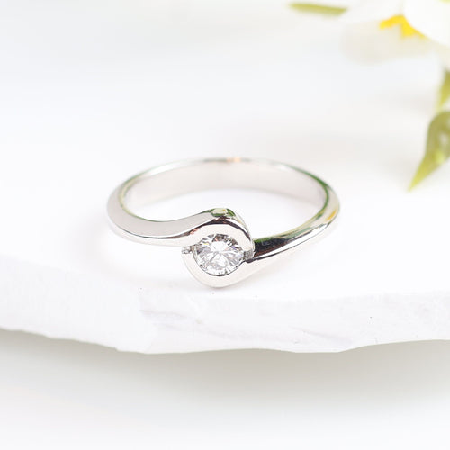 Solitär aus Diamant gefasst in 18 Karat Weißgold 