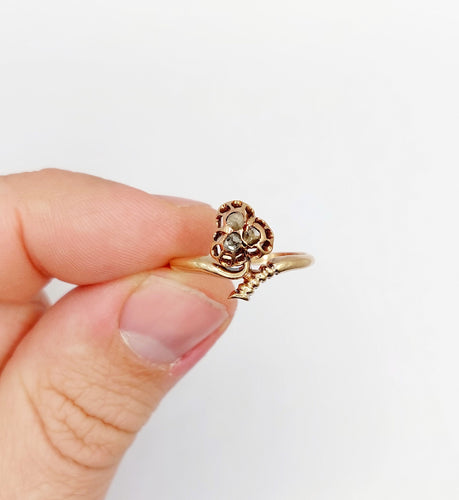 Bague 55.5 Bague victorienne or rose 18k trèfle orné de diamants taille roses (circa 1900) antique 58 Facettes A03066