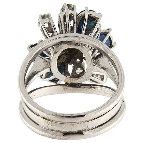 Valkokultainen kukkasormus safiireilla ja timanteilla 