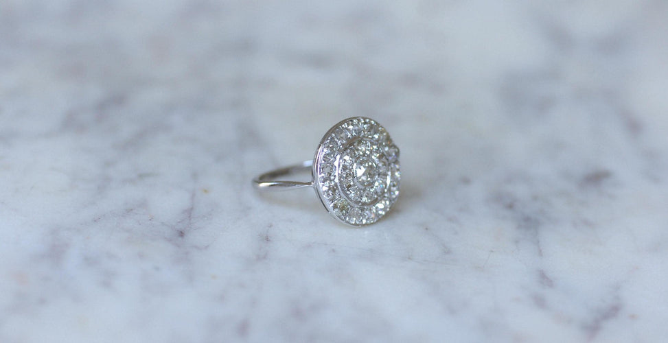 装饰艺术风格圆形靶心戒指，镶有 1.60 克拉钻石