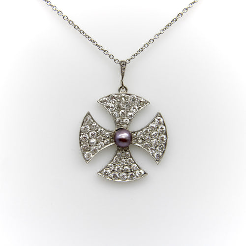Collier Croix de Malte édouardienne en platine incrustée de diamants et d'une perle noire centrale 58 Facettes A2001Z