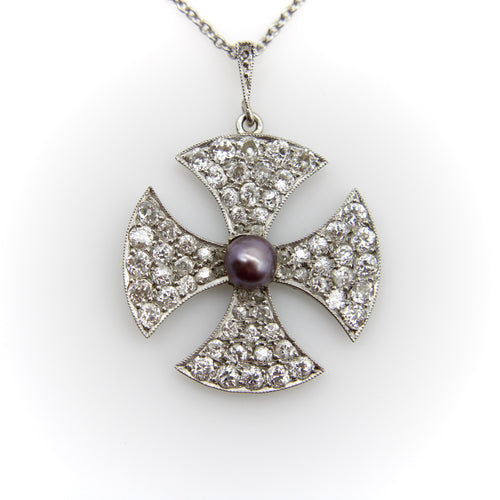 Collier Croix de Malte édouardienne en platine incrustée de diamants et d'une perle noire centrale 58 Facettes A2001Z