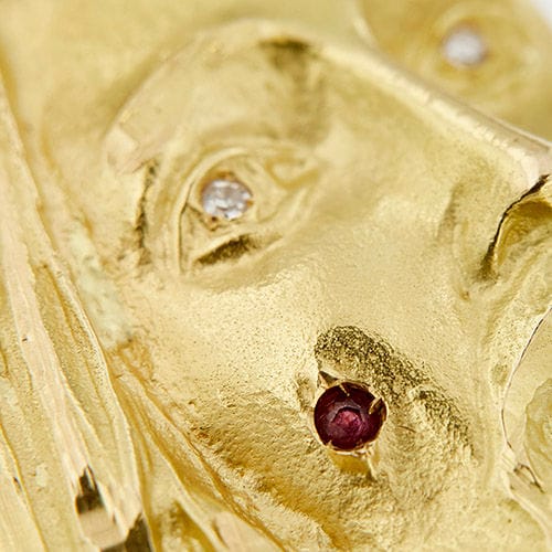 Pendentif Pendentif en or jaune représentant le visage du Christ, orné de rubis et de diamants 58 Facettes 40105