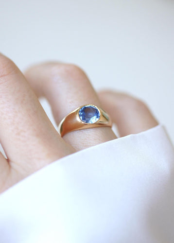 Bague 56 Bague Jonc or jaune, saphir de Ceylan 1,30 Ct 58 Facettes