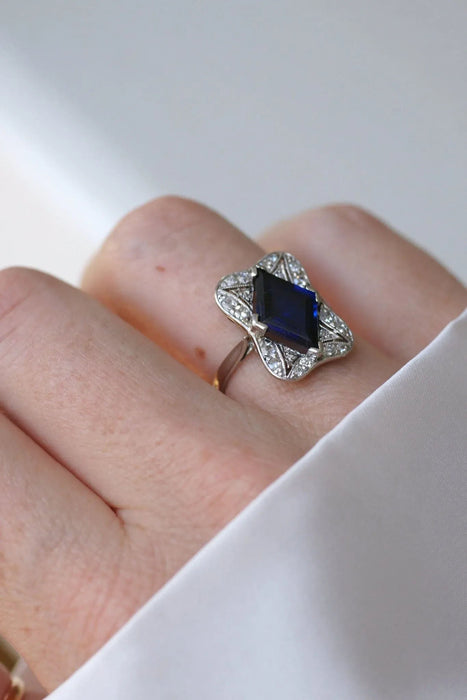 Ring Art Deco Diamant Synthetischer Saphir und Diamanten