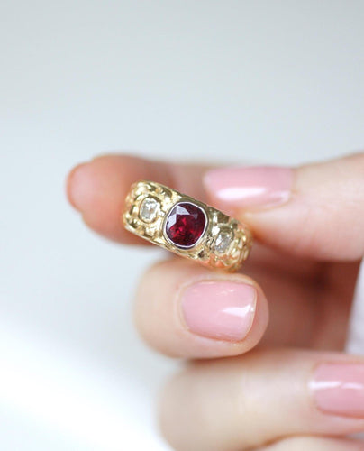 Bague 54 Bague Ancienne Bandeau or jaune, Rubis 1,70 Cts et Diamants 58 Facettes