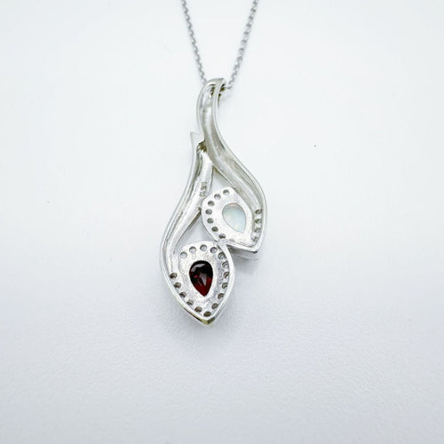 Pendentif Pendentif en or blanc avec opale blanche et grenat 58 Facettes 50352