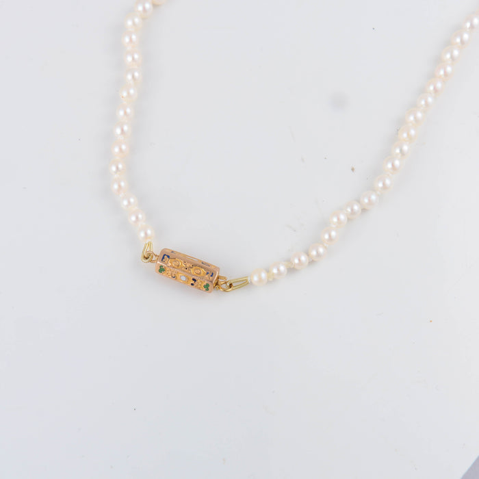 Collar de perlas cultivadas con cierre del siglo XIX.