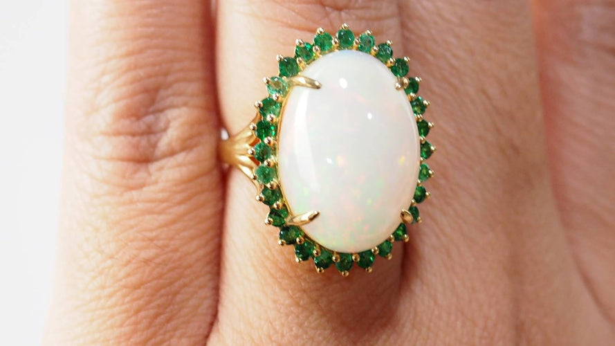 Bague 54 Bague ovale en or jaune, opale cabochon et émeraudes 58 Facettes 32639