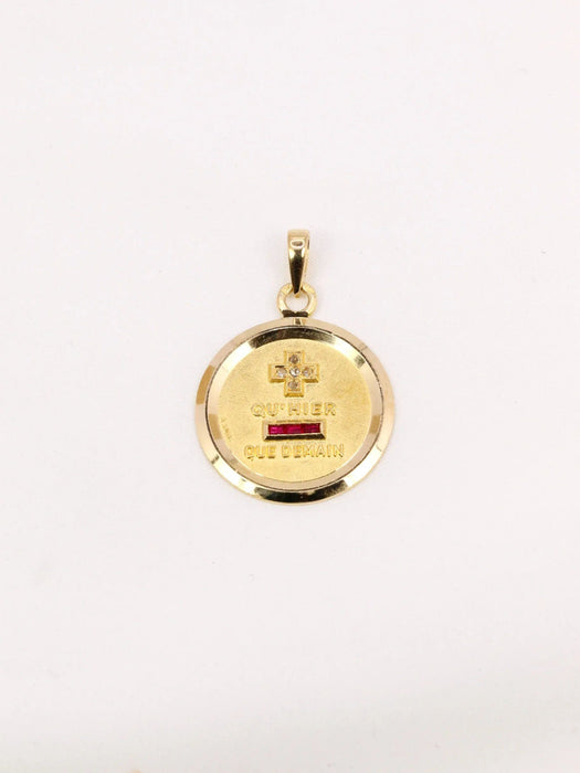 Pendentif AUGIS - Médaille amour grand modèle Plus qu'hier moins que demain or jaune diamant rubis 58 Facettes J477