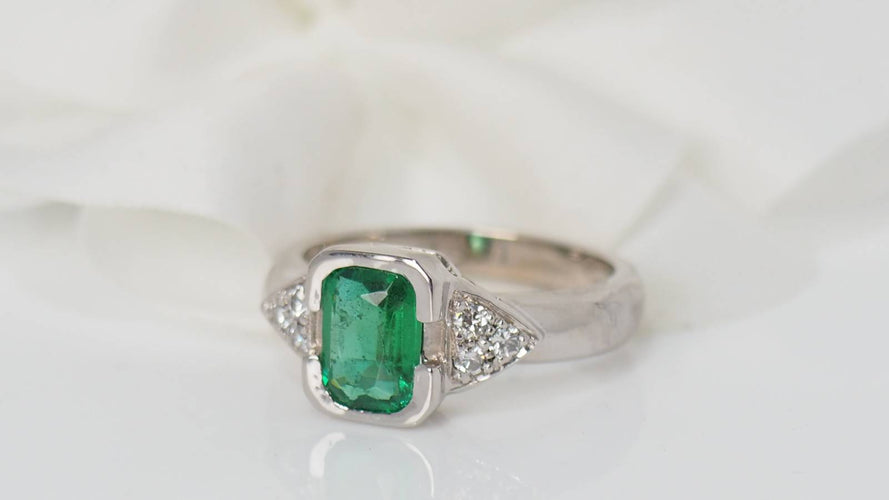 Bague 54 Bague en or blanc, émeraude et diamants 58 Facettes 31390