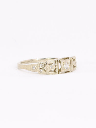 Geometrický prsten z bílého zlata s diamanty 