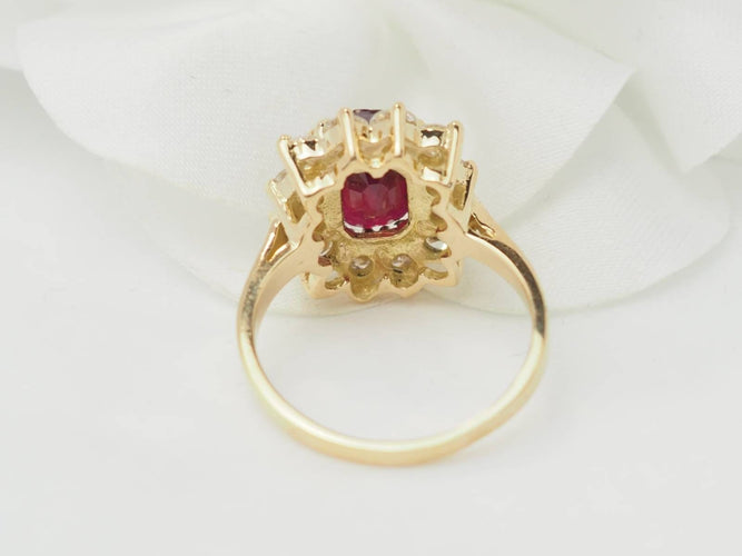 Bague 54 Bague entourage en or jaune, rubis et diamants 58 Facettes F5046