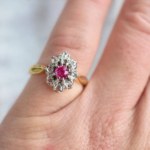 Bague 48 Bague Marguerite Ancienne Or 18 Carats, Diamants et Rubis - Circa 1900 58 Facettes 300-1