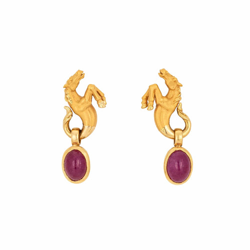 Boucles d'oreilles Boucles d'oreilles pendantes Carrera y Carrera en or jaune 18 carats, rubis et cheval, bijoux signés Estate 58 Facettes G13693