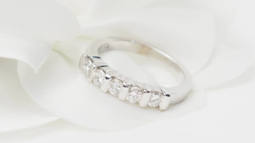 Bague 53.5 Demi alliance en or blanc et diamants 0.60ct 58 Facettes 31384