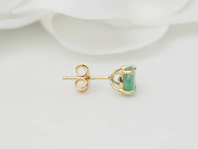 Boucles d'oreilles Puces d'oreilles en or jaune et émeraude 58 Facettes BOEm