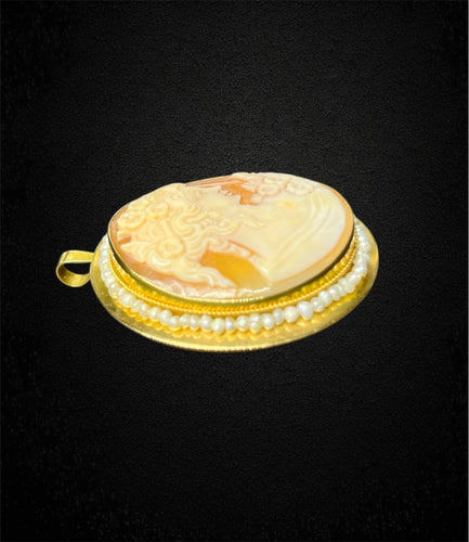 Pendentif Pendentif en or jaune avec camée et microperles, fabrication italienne des années 1960 58 Facettes