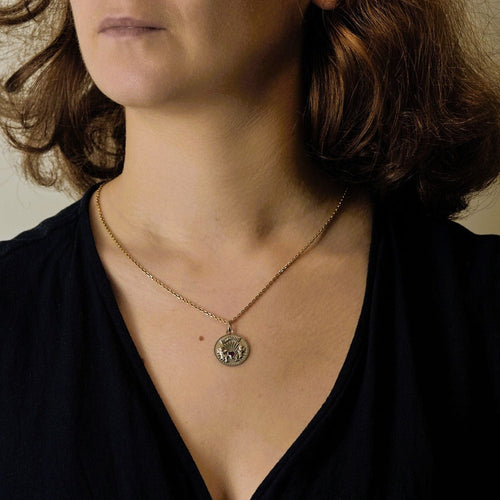 Pendentif Médaille or gris anges cœur rubis "il bat pour toi" 58 Facettes LMB-307