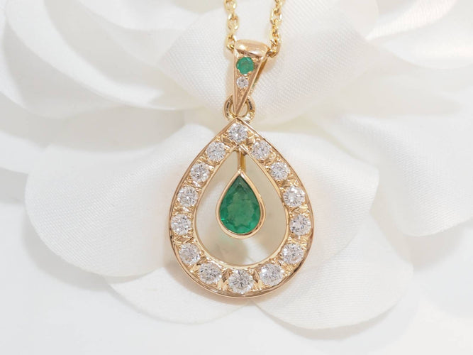 Collier Collier pendentif en or jaune, émeraude et diamants 58 Facettes 33327