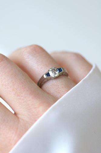 Bague 51.5 Bague Art Déco platine, diamant carré et saphirs 58 Facettes
