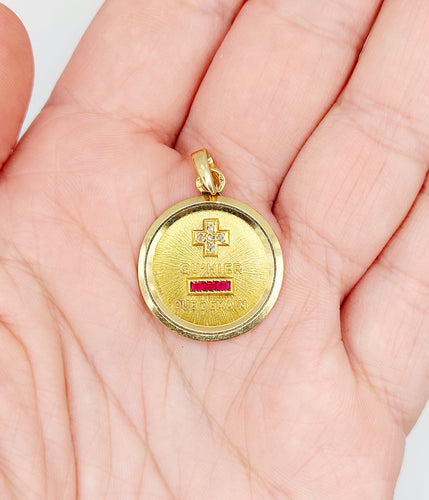 AUGIS - Rakkausmitali-riipus 23 mm keltakultaa ja rubiini "+ EILISTÄ ENEMMÄN - HUOMISTA VÄHEMMÄN" 