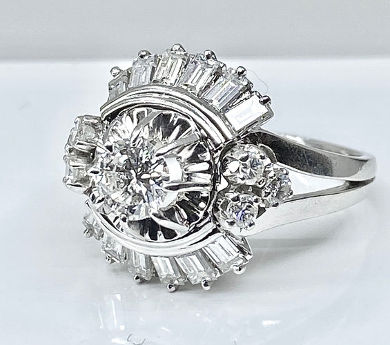 Vakker ring i Platina, baguette og runde diamanter