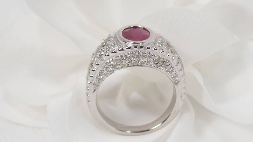 Bague 57 Bague Jonc en or blanc, rubis ovale et diamants 58 Facettes F4832