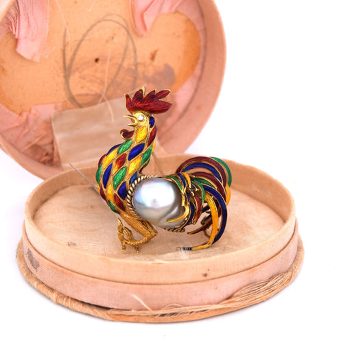 Broche Broche animalière coq en or jaune 18 kt, émaux et perle baroque 58 Facettes