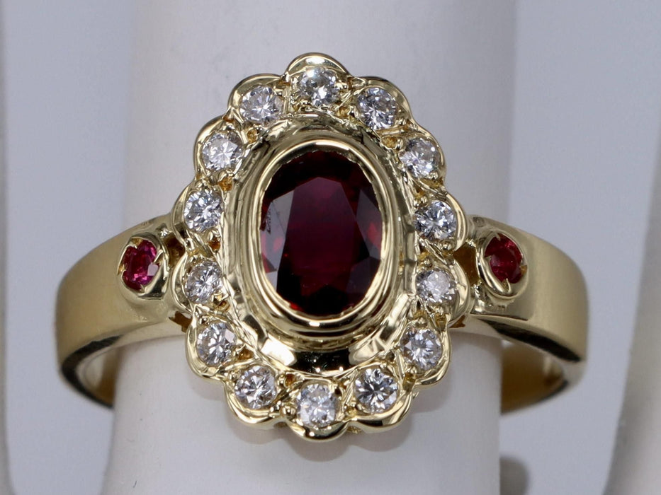 Vintage geelgouden ring met robijn en diamanten omlijsting