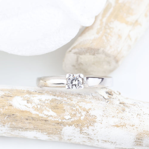 Bague 55 Bague solitaire classique en or blanc 18 carats avec diamant taille brillant 58 Facettes 135024M