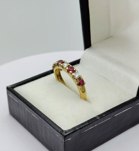 Bague 52.5 Demie alliance ornée de rubis et diamants 58 Facettes