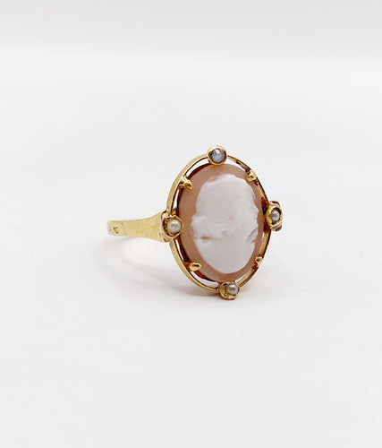 Bague 48 Bague antique or jaune 18k camée sur coquille et de petites perles 58 Facettes A03122