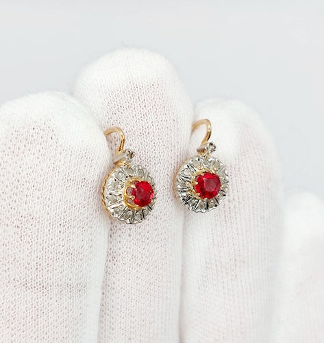 Boucles d'oreilles Dormeuses marguerite antique or rose pierre rouge et diamants 58 Facettes A00730