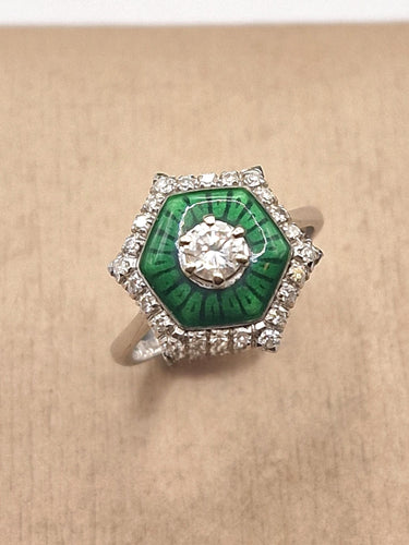 Bague 55 Bague solitaire en or blanc et émail, ornée d'un diamant. 58 Facettes