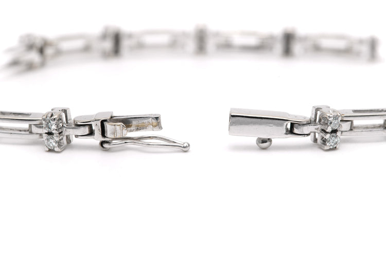 Bracelet Bracelet contemporain serti de diamants taille brillant en or blanc 18 carats 58 Facettes B777